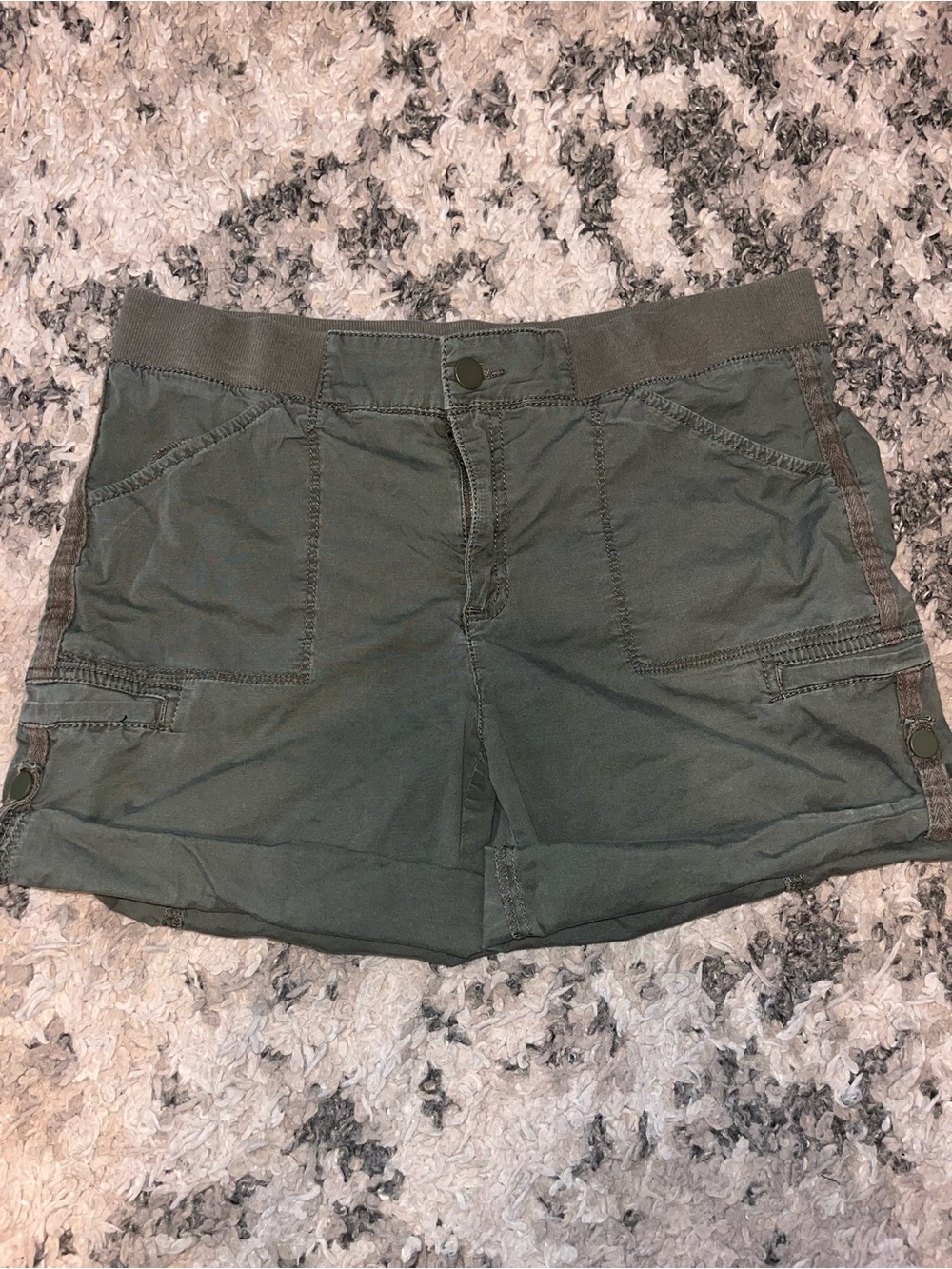 Women’s Olive Green Cargo Shorts with Utility Pockets - Picture 1 of 3